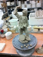 /album/lavorazione-arigianale-della-porcellana-di-capodimonte-/pergiate-statue-di-pulcinella-realizzate-a-mano-e-curate-nei-minimi-particolari-in-porcellana-di-capodimonte-jpg/